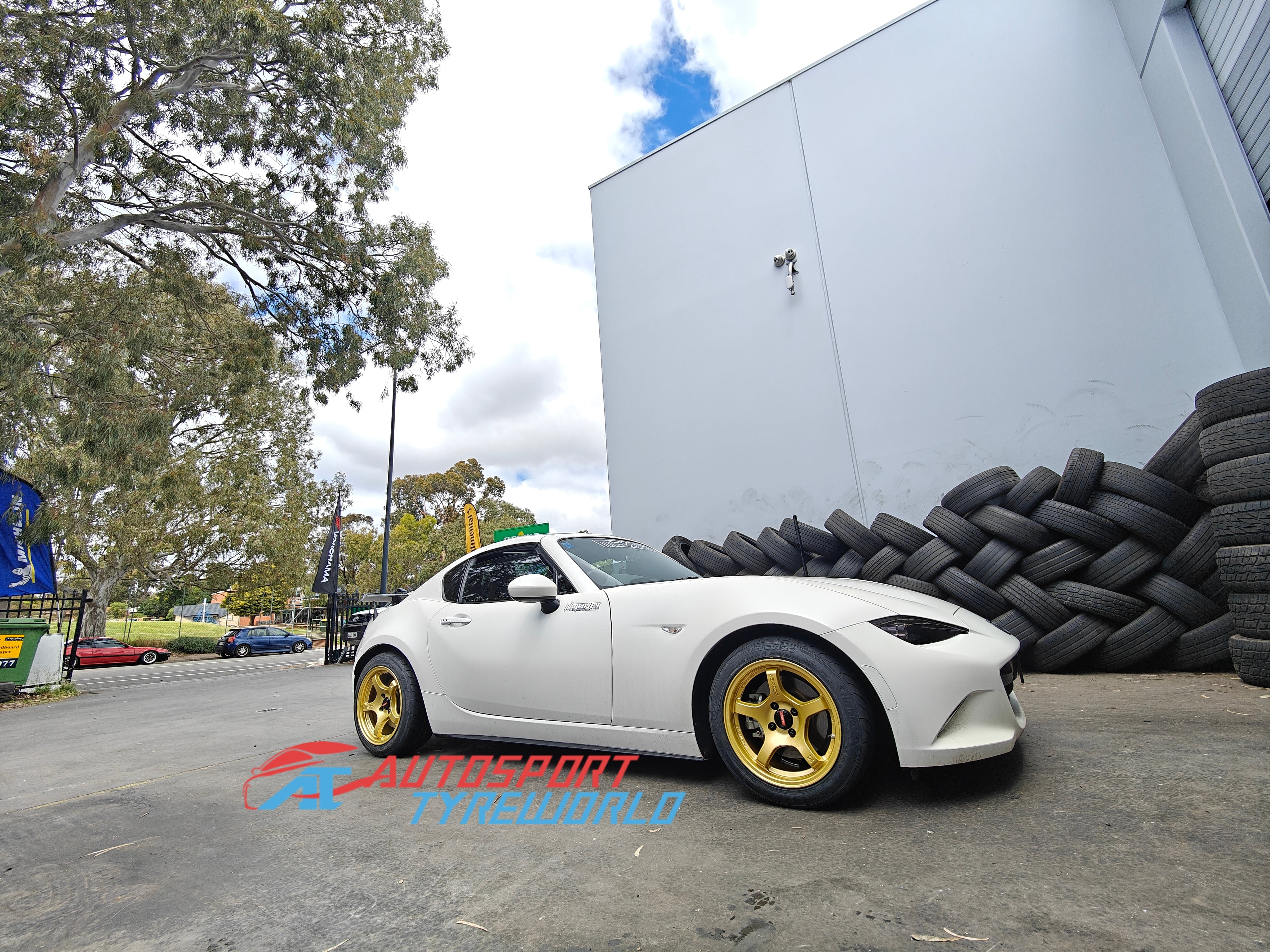 M様　アイボリー Mazda MX-5 with Gold Rays Gram Lights 57DR & Hankook… | Tyres
