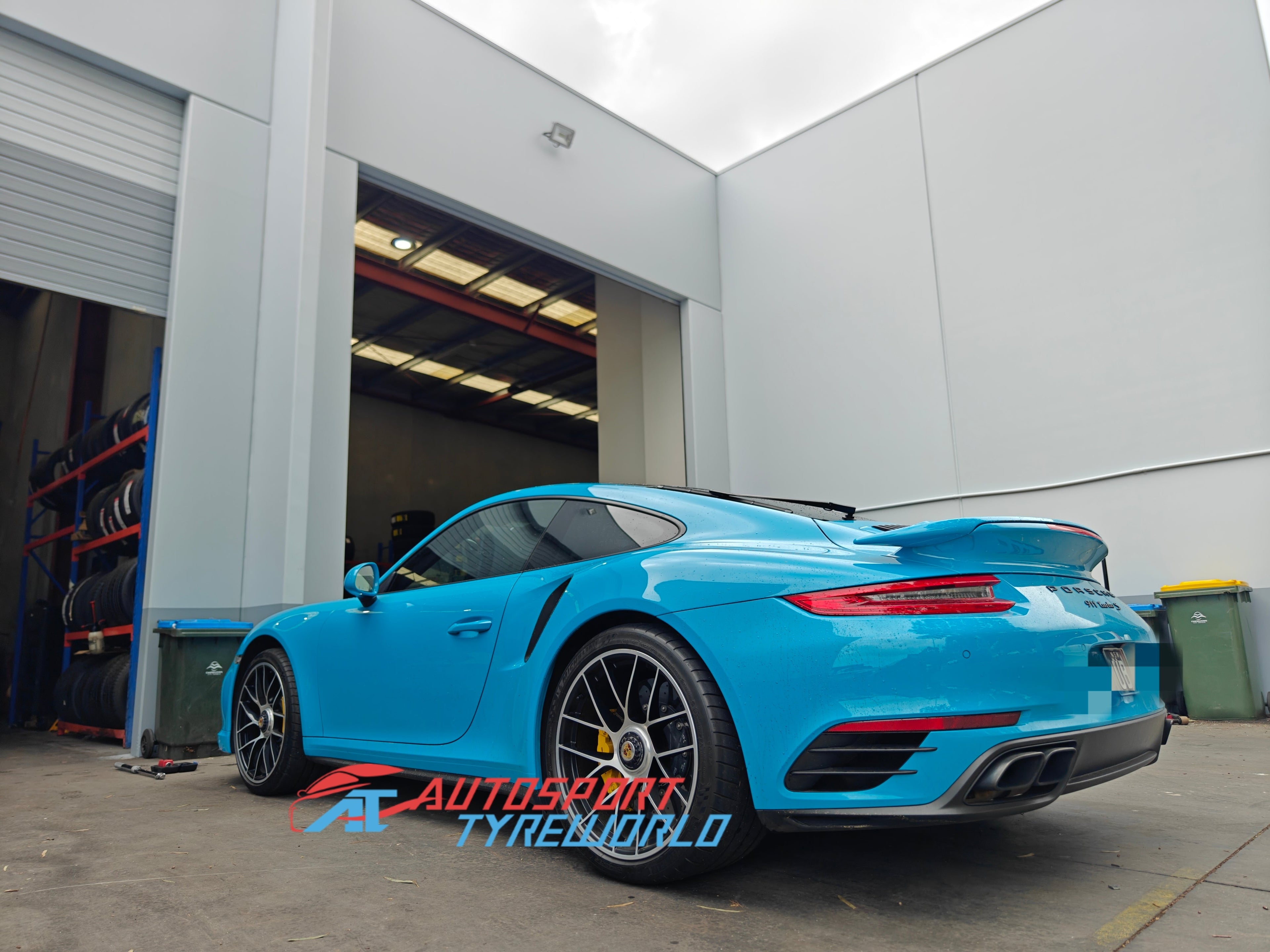 Porsche 911 Center Lock Fitted with Michelin PS4S | Autosport Tyreworld