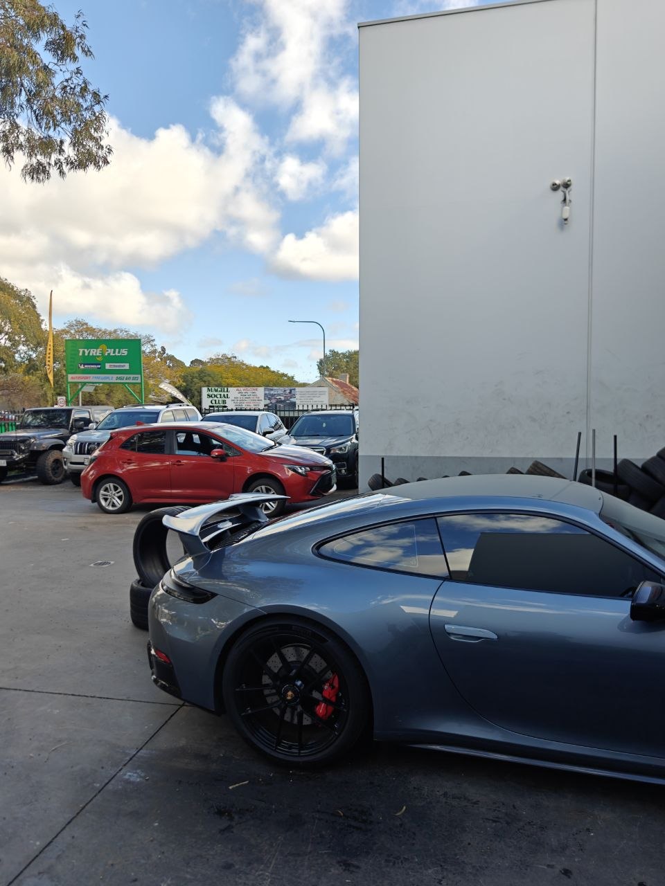Porsche 911 Carrera GTS: Pirelli N0 vs Generic 315/30R21 Tyres