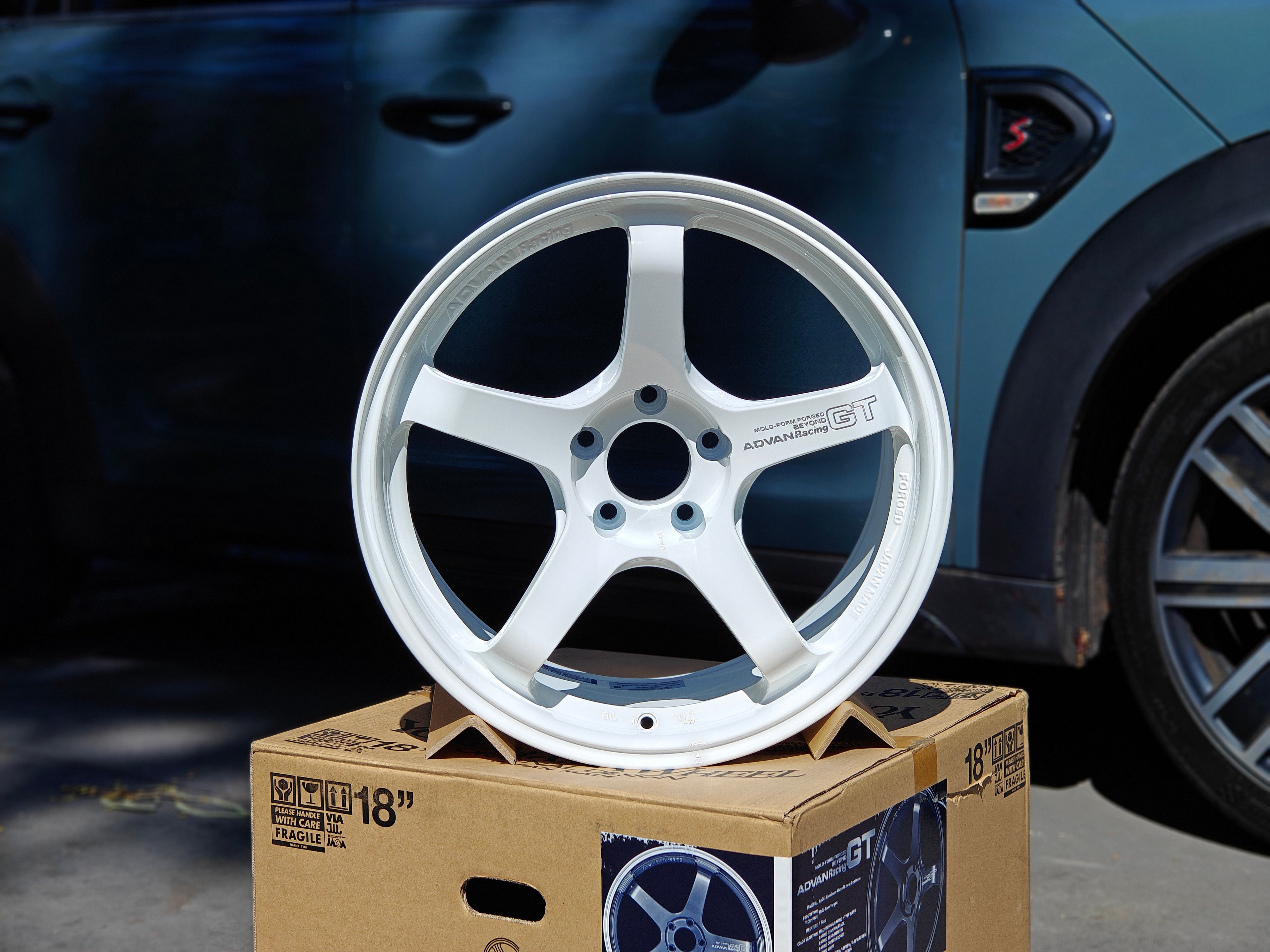 Advan GT Beyond - Racing White