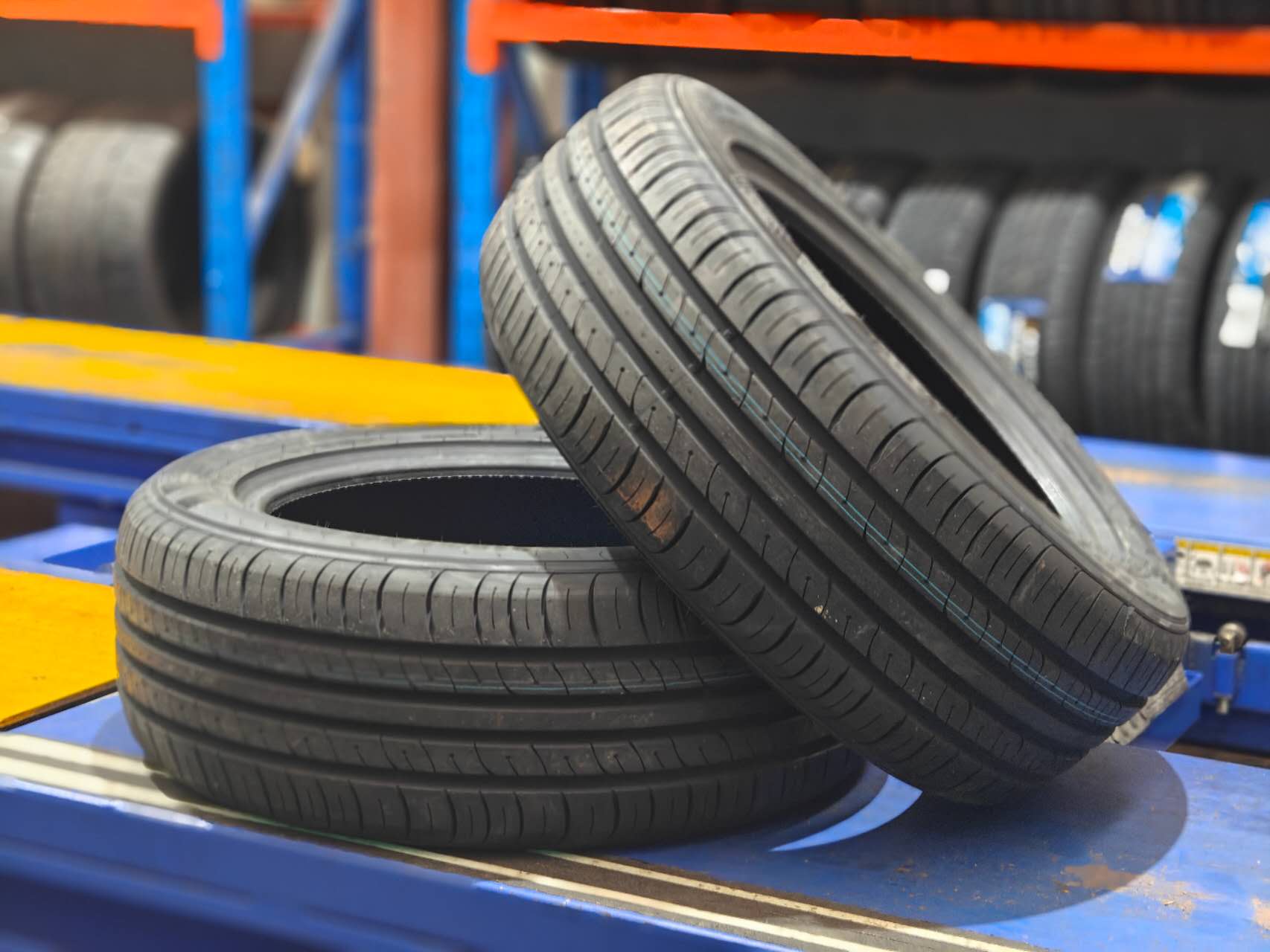 215/55R16 93V Kumho HS61